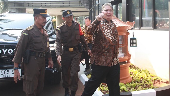 Momen Airlangga Hartarto Tiba di Kejagung Untuk Diperiksa Menko Perekonomian Airlangga Hartarto berjalan memasuki ruangan saat akan menjalani pemeriksaan di Gedung Bundar, Kejaksaan Agung, Jakarta, Senin (24/7/2023). Airlangga Hartarto memenuhi panggilan Kejaksaan Agung sebagai saksi atas kasus dugaan korupsi pemberian fasilitas ekspor minyak sawit mentah Crude Palm Oil (CPO). ANTARA FOTO/Reno Esnir/tom. *** Local Caption ***