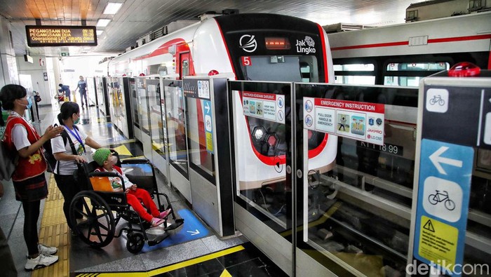 PT LRT Jakarta mengajak 30 anak-anak pengidap kanker dari Yayasan Kasih Anak Kanker Indonesia dan SLB Saraswati naik LRT Jakarta. Begini momennya.