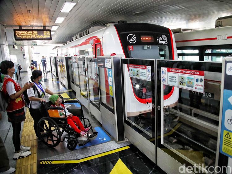 Momen Anak-anak Pengidap Kanker Naik LRT Jakarta