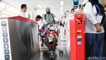 Momen Anak-anak Pengidap Kanker Naik LRT Jakarta