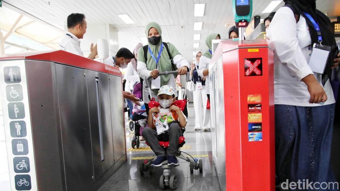 PT LRT Jakarta mengajak 30 anak-anak pengidap kanker dari Yayasan Kasih Anak Kanker Indonesia dan SLB Saraswati naik LRT Jakarta. Begini momennya.