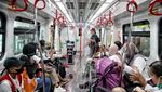 Momen Anak-anak Pengidap Kanker Naik LRT Jakarta