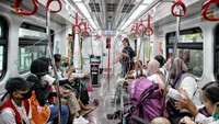 Di dalam gerbong LRT, mereka dihibur dengan aksi sulap. 