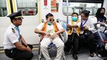 Momen Anak-anak Pengidap Kanker Naik LRT Jakarta