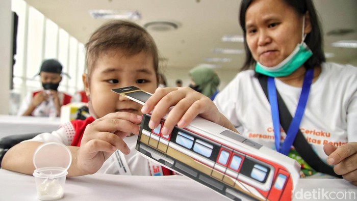 PT LRT Jakarta mengajak 30 anak-anak pengidap kanker dari Yayasan Kasih Anak Kanker Indonesia dan SLB Saraswati naik LRT Jakarta. Begini momennya.