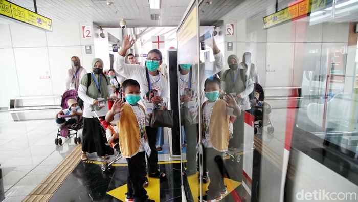 PT LRT Jakarta mengajak 30 anak-anak pengidap kanker dari Yayasan Kasih Anak Kanker Indonesia dan SLB Saraswati naik LRT Jakarta. Begini momennya.