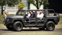 Prabowo menyopiri Jokowi, Erick Thohir, dan Iriana Joko Widodo menuju gudang amunisi Pindad di Kabupaten Malang, Jawa Timur. Prabowo menyopiri Jokowi, Erick Thohir, dan Iriana Joko Widodo menuju gudang amunisi Pindad di Kabupaten Malang, Jawa Timur.