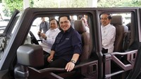 Jokowi, Prabowo, dan Erick Thohir terlihat tersenyum saat menjajal mobil Maung berwarna abu-abu gelap tersebut. Jokowi, Prabowo, dan Erick Thohir terlihat tersenyum saat menjajal mobil Maung berwarna abu-abu gelap tersebut.