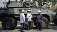 Jokowi berkunjung ke PT Pindad (Persero) untuk meninjau produksi alat utama sistem senjata (alutsista) sekaligus membahas besarnya potensi ekspornya. Jokowi berkunjung ke PT Pindad (Persero) untuk meninjau produksi alat utama sistem senjata (alutsista) sekaligus membahas besarnya potensi ekspornya.