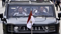 Prabowo terlihat mengemudikan kendaraan Ranops Maung. Sementara Erick Thohir berada di samping kemudi. Sedangkan Jokowi dan Iriana Joko Widodo duduk di belakangnya.  