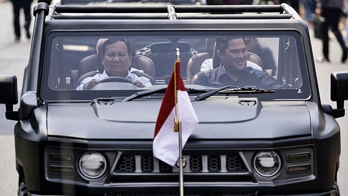 Momen mesra terekam saat Presiden Joko Widodo (Jokowi), Menteri Pertahanan Prabowo Subianto, dan Menteri BUMN Erick Thohir kunjungan kerja di PT Pindad, Kabupaten Malang, Jawa Timur, Senin (24/7/2024). Prabowo menyopiri Jokowi dan Erick Thohir.