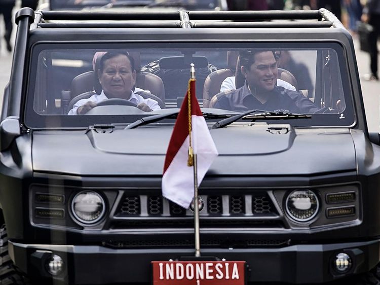 Momen Jokowi Naik Maung Dikawal Prabowo & Erick Thohir