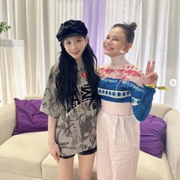 “Diva Korea dan Diva Indonesia,” “2 Diva SM Entertainment dalam 1 frame 🔥🔥🔥” “duet nyanyi lagu galau bisa kali teh,” “ROSSA x TAEYEON BISA SIHHH HARUSNYAAAA,” komentar penggemar. Foto: Instagram