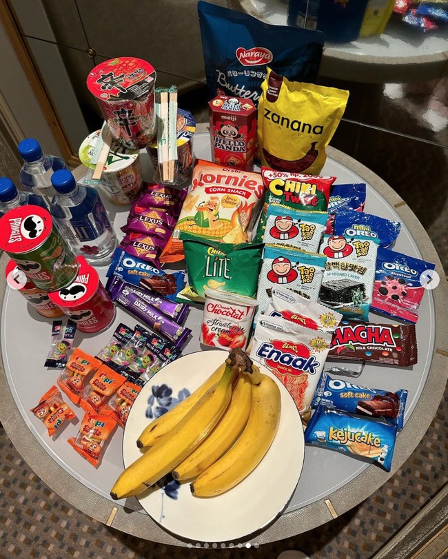 Lagi suka-sukanya buah pisang, promotor konser Taeyeon menyelipkan jajanan olahan pisang yang viral sebagai jamuan untuknya. Foto: Instagram