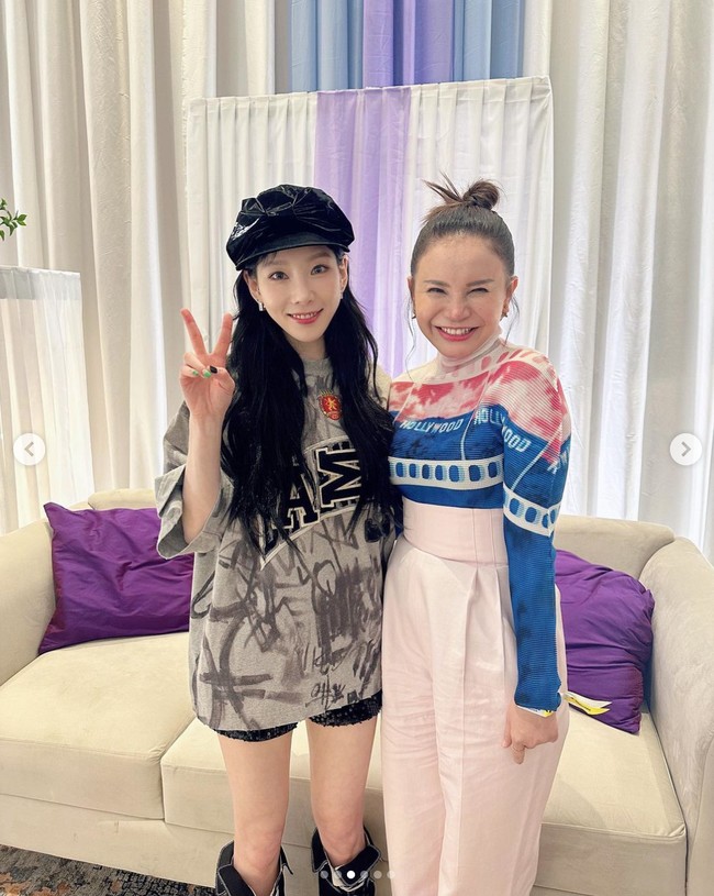 Tanpa disangka Taeyeon bertemu dengan Rossa yang menghampirinya usai konser. Para penggemar pun heboh menyebut Diva Korea telah bertemu sang Diva Indonesia. Foto: Instagram