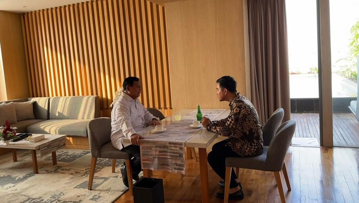 Momen Walkot Solo Gibran Rakabuming satu mobil dan sarapan bareng Menhan Prabowo Subianto di Solo. Keduanya berangkat bareng untuk mengantar Presiden Jokowi kunker via Lanud Adi Soemarmo. 

Foto diunggah Senin (24/7/2023).