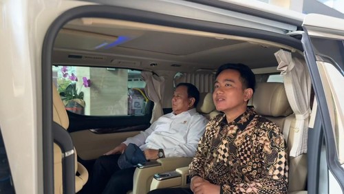 Momen Walkot Solo Gibran Rakabuming satu mobil dan sarapan bareng Menhan Prabowo Subianto di Solo. Keduanya berangkat bareng untuk mengantar Presiden Jokowi kunker via Lanud Adi Soemarmo. 

Foto diunggah Senin (24/7/2023).