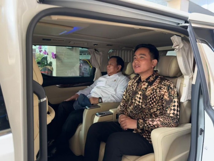 Momen Walkot Solo Gibran Rakabuming satu mobil dan sarapan bareng Menhan Prabowo Subianto di Solo. Keduanya berangkat bareng untuk mengantar Presiden Jokowi kunker via Lanud Adi Soemarmo. 

Foto diunggah Senin (24/7/2023).