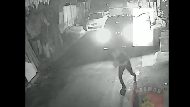Nasib pengemudi taksi online di Semarang berakhir tragis. Korban yang bernama Fauzy Aribammar (27) ditusuk di bagian leher dan dada.