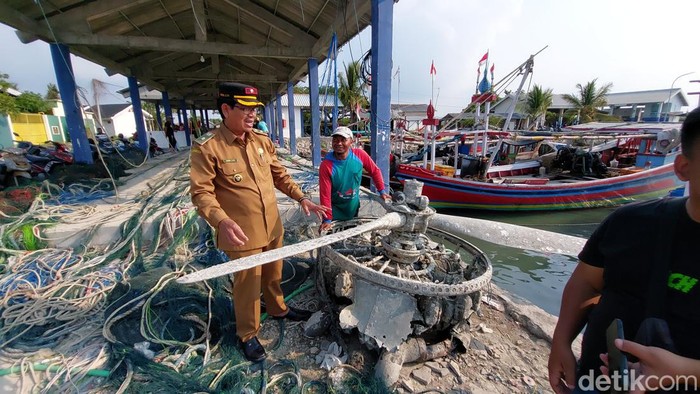 Nelayan Gresik temukan baling-baling pesawat