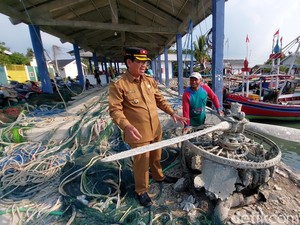 Perjuangan Nelayan Gresik Angkat Baling-baling Diduga Pesawat dari Laut
