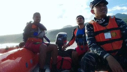 Tim SAR Gabungan melakukan pencarian seorang nelayan yang hilang di perairan Desa Wolokoli, Kecamatan Bola, Kabupaten Sikka, NTT, Senin (24/7/2023).