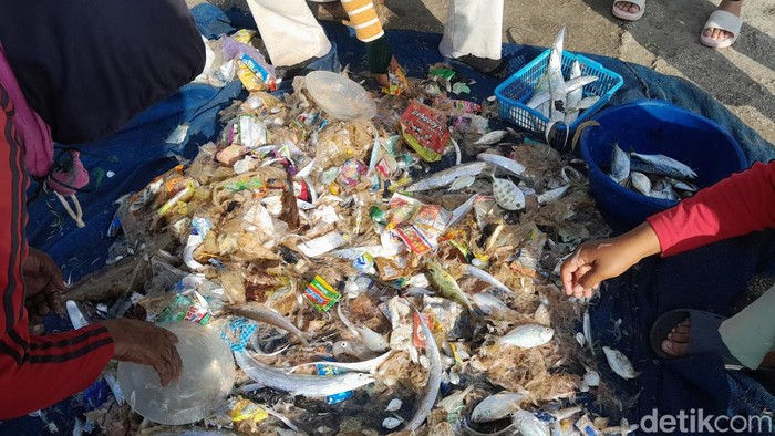 Nelayan Pangandaran saat memilah ikan dari sampah yang terjaring saat melaut