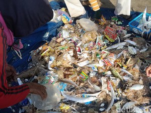 Biang Kerok Banyaknya Sampah di Laut Pangandaran