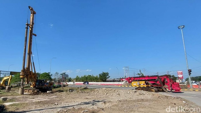 Overpass penyambung tol Jogja-Solo dengan Exit Tol Colomadu mulai dikerjakan, Senin (24/7/2023).