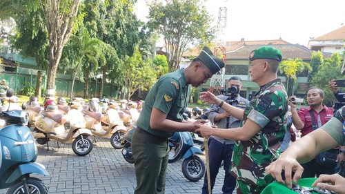 Pangdam IX/Udayana Mayjen Sonny Aprianto membagikan sepeda motor listrik kepada prajurit dan PNS berprestasi dan berkinerja baik, Senin (24/7/2023). (I Wayan Sui Suadnyana/detikBali)