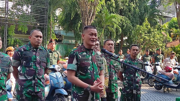 Panglima Kodam (Pangdam) IX/Udayana Mayjen TNI Sonny Aprianto memberikan keterangan kepada wartawan di kantornya, Senin (24/7/2023). (I Wayan Sui Suadnyana/detikBali)