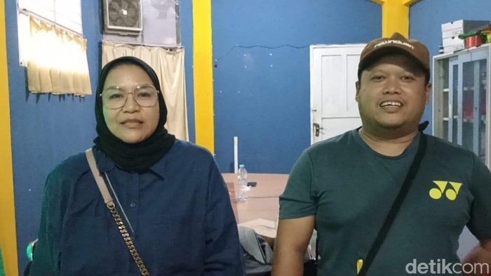 Owner PB Mandala Jayapura, Ida dan Pelatih PB Mandala Jayapura Purnomo di GOR Sungguminasa. (Ahmad Nurfajri Syahidallah/detikSulsel)