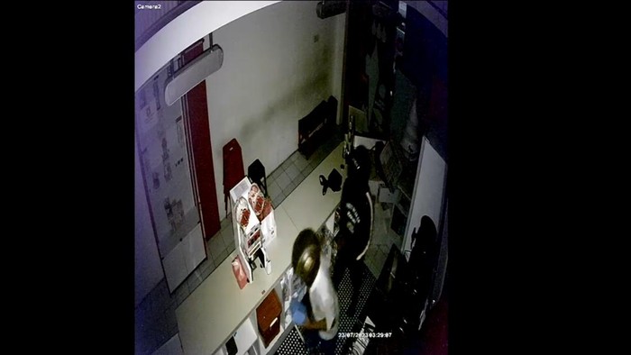 Pelaku terrekam CCTV membobol kedai es krim di Surabaya