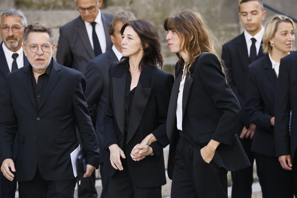 Pemakaman Jane Birkin Jane Birkin's daughter Charlotte Gainsbourg, second left, her son Ben Attal, left, Birkin' s daughter Lou Dillon, and Kate Barry's son Roman de Kermadec, right, wait before Jane Birkin's funerals ceremony at the Saint-Roch church in Paris, Monday, July 24, 2023. Actor and singer Jane Birkin, who made France her home and charmed the country with her English grace, natural style and social activism, has died last week at age 76. (AP Photo/Thomas Padilla)
