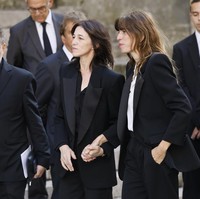 Pada 1984, Charlotte yang baru berusia 13 tahun merilis sebuah single hasil duet dengan sang ayah. Judul lagunya ‘Lemon Incest’ yang memantik publik berspekulasi bahwa ayah-anak itu terlibat dalam hubungan romantis, bahkan seksual alias inses. (Foto: AP Photo/Thomas Padilla)