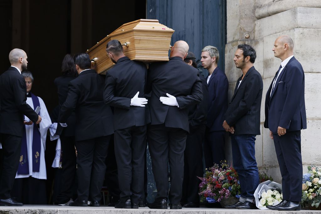 Pemakaman Jane Birkin Jane Birkin's daughter Charlotte Gainsbourg, second left, her son Ben Attal, left, Birkin' s daughter Lou Dillon, and Kate Barry's son Roman de Kermadec, right, wait before Jane Birkin's funerals ceremony at the Saint-Roch church in Paris, Monday, July 24, 2023. Actor and singer Jane Birkin, who made France her home and charmed the country with her English grace, natural style and social activism, has died last week at age 76. (AP Photo/Thomas Padilla)