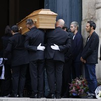 Meninggal pada Minggu (16/7/2023) dalam usia 76 tahun karena sakit, Jane Birkin disemayamkan di gereja Saint-Roch, Paris, Prancis, delapan hari kemudian.  Seluruh sahabat dan kolega yang didominasi oleh para pesohor datang untuk memberikan penghormatan terakhir. (Foto: AP Photo/Thomas Padilla)