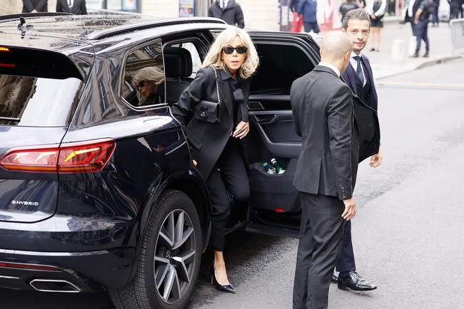 Ibu Negara Prancis Brigitte Macron pun tak melewatkan momen tersebut. Kehadiran mereka menjadi sasaran para fotografer yang telah menanti di sekitar lokasi. (Foto: AP Photo/Thomas Padilla)