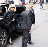 Ibu Negara Prancis Brigitte Macron pun tak melewatkan momen tersebut. Kehadiran mereka menjadi sasaran para fotografer yang telah menanti di sekitar lokasi. (Foto: AP Photo/Thomas Padilla)