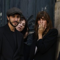 “Lagu tersebut membahas cinta antara ayah dan putrinya dan mengejutkan pendengar dengan lirik yang gamblang tentang hubungan seksual,” tulis Vogue Prancis dalam artikel ulasan tentang para wanita yang dekat dengan Serge. (Foto: AP Photo/Thomas Padilla)