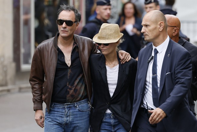 Model Vanessa Paradis termasuk salah satu pelayat yang hadir. Ia datang dengan gaya khas Jane Birkin yang terdiri dari kombinasi kaus, blazer, dan jeans yang chic. (Foto: AP Photo/Thomas Padilla)