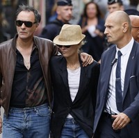 Model Vanessa Paradis termasuk salah satu pelayat yang hadir. Ia datang dengan gaya khas Jane Birkin yang terdiri dari kombinasi kaus, blazer, dan jeans yang chic. (Foto: AP Photo/Thomas Padilla)