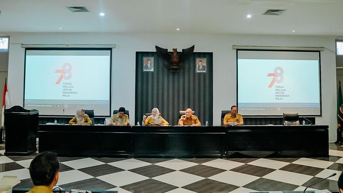 Pemerintah Kabupaten Karawang menggelar Rapat Koordinasi (Rakor) Persiapan HUT RI Ke-78 dan Hari Jadi Karawang Ke-390 di Ruang Rapat Lantai 3 Kantor Bupati Karawang, Senin (24/7).