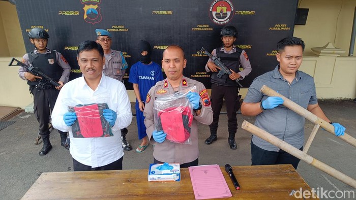Wakapolres Purbalingga, Kompol Donni Krestanto (tengah) menunjukkan barang bukti kasus pemerkosaan ayah terhadap anak kandungnya di Mapolres Purbalingga, Senin (24/7/2023).