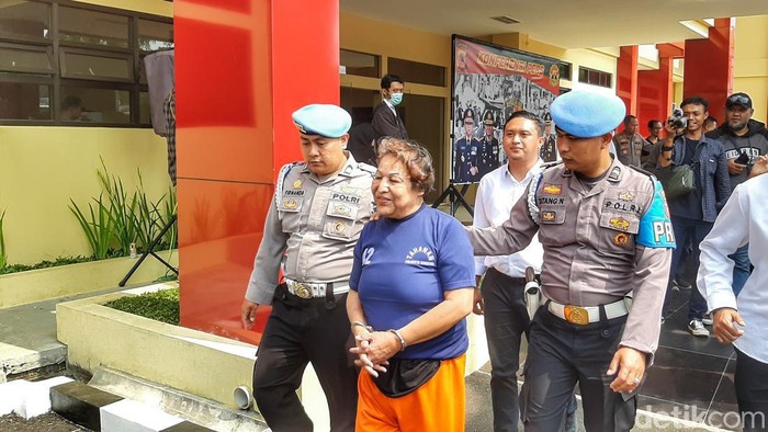Pemilik salon, Testy alias Tasdik (56) saat diamankan jajaran Satreskrim Polresta Bandung.