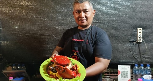 Pemilik Umah Kepiting Purnama, Nyoman Edi Supiantara di Jalan Trenggana No.173, Penatih, Denpasar, Bali pada Minggu (23/7/2023). (Ni Made Lastri Karsiani Putri-detikBali)