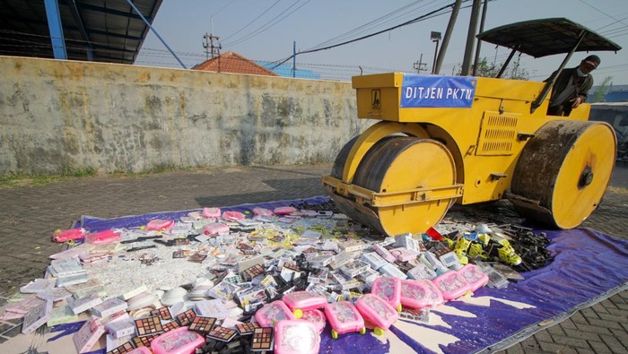 Pemusnahan barang impor ilegal Petugas menggunakan alat berat memusnahkan barang impor ilegal di kompleks pergudangan kawasan Tambaksawah, Waru, Sidoarjo, Jawa Timur, Senin (24/7/2023). Kementerian Perdagangan memusnahkan 12 jenis produk barang impor ilegal berupa produk hewan olahan, kehutanan, keramik, alas kaki, elektronik, kosmetik, makanan dan minuman, mainan anak, tekstil produk tertentu, tekstil tertentu lainnya, pakaian jadi dan aksesorisnya, serta alat ukur air senilai Rp12 miliar selama periode Januari hingga Juni 2023. ANTARA FOTO/Umarul Faruq/tom.