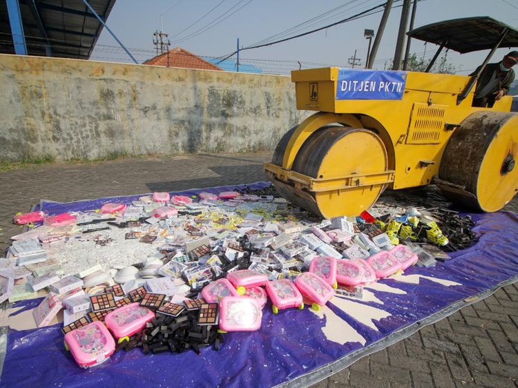 Potret Alas Kaki hingga Pakaian Impor Ilegal Rp 12 M Dimusnahkan