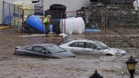 Banjir juga menenggelamkan banyak kendaraan. Hujan deras dimulai pada Jumat sore di seluruh wilayah Halifax, menumpahkan lebih dari 200 milimeter hujan di beberapa daerah. Kota pelabuhan biasanya menerima curah hujan sekitar 90-100 mm selama rata-rata bulan Juli.  