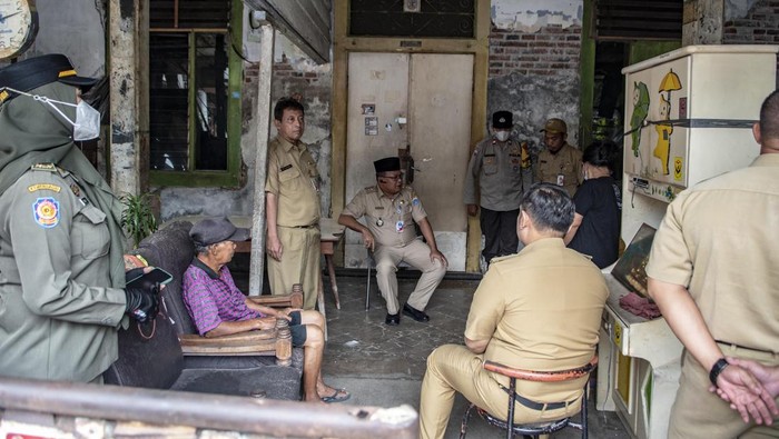 Petugas Kecamatan memeriksa kondisi rumah tua abad ke-19 yang akan di bongkar di kawasan Glodok, Jakarta, Senin (24/7/2023). Bangunan tua tersebut rencana akan bongkar pihak Kecamatan Taman Sari untuk dijadikan kantor kecamatan. ANTARA FOTO/Muhammad Adimaja